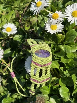 Bracelet en macramé autour d’une pierre, illustration des ateliers créatifs